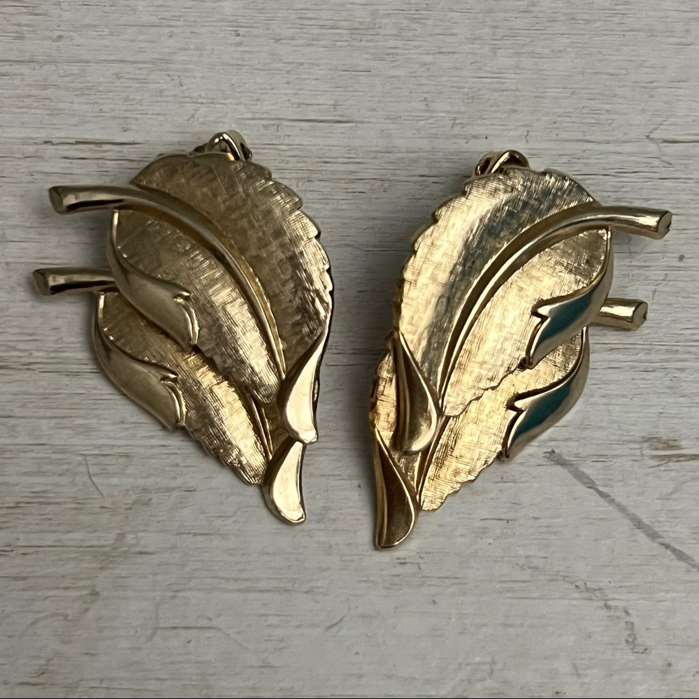 Judy Lee Vintage 1980s Gold Tone Double Leaves Clip On Earrings